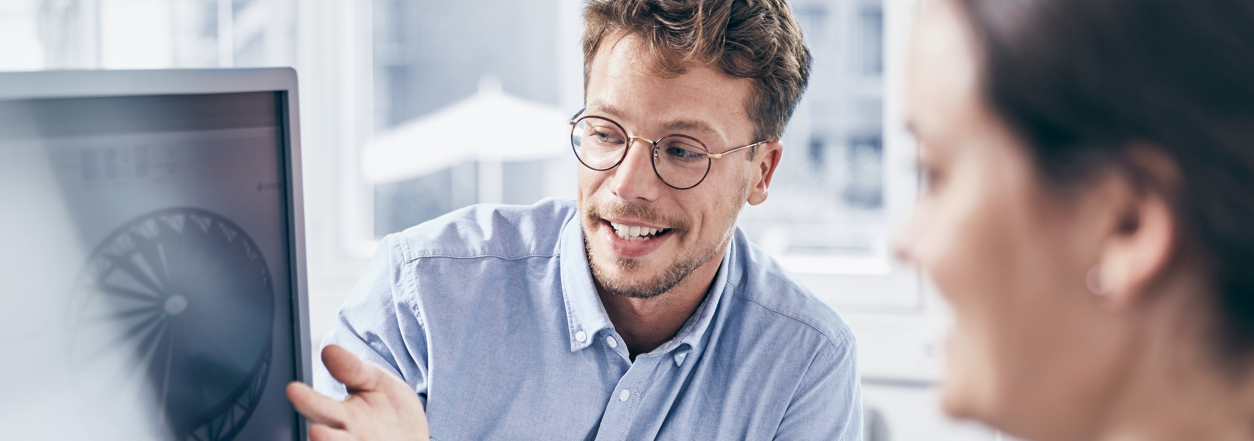 WP Ingenieure - Mitarbeiter am Monitor